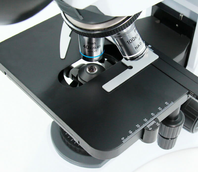 Microscope de laboratoire trinoculaire YR0231 – 3